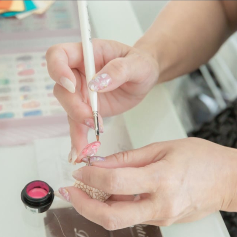 ホームネイルサロンでジェルネイルアートを施術している手元の様子