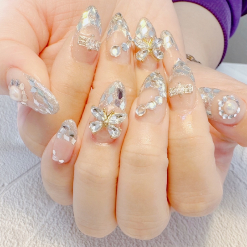 クリアベースにビジューをあしらった華やかなジェルネイルデザイン
