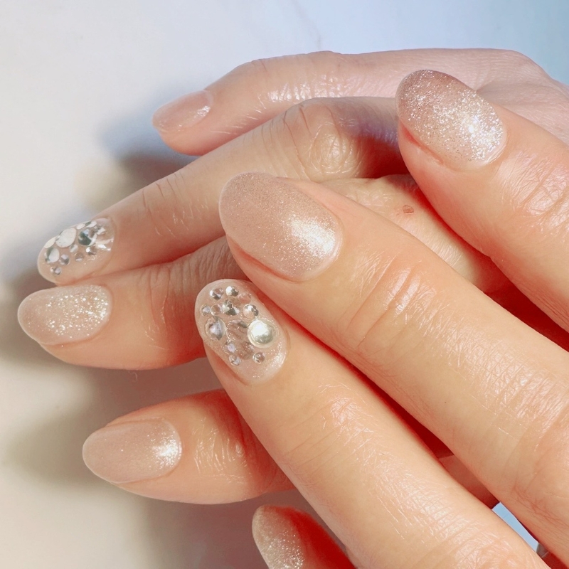 ラメベージュにビジューを合わせた上品なジェルネイルデザイン