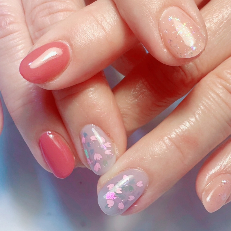 ピンクカラーにフラワーアートを施した可愛いジェルネイルデザイン