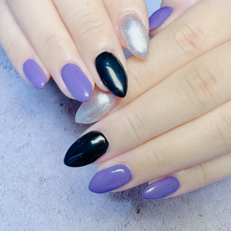 パープルとシルバーを組み合わせた大人モダンなジェルネイルデザイン