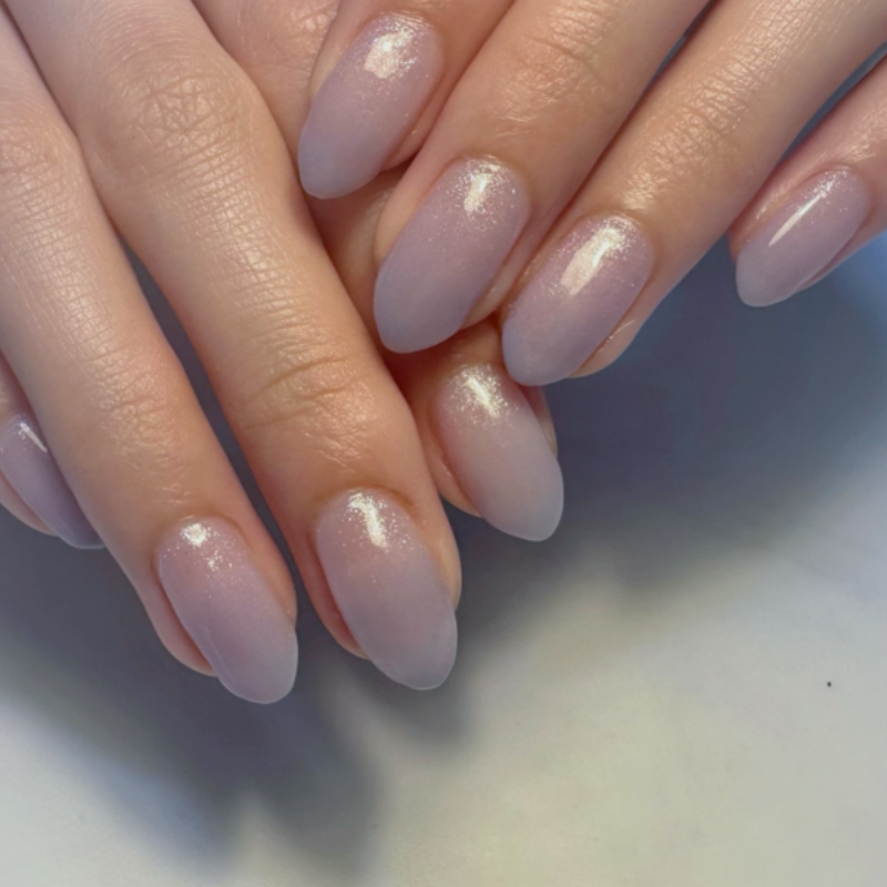 やわらかなグラデーションの上品なシンプルジェルネイル