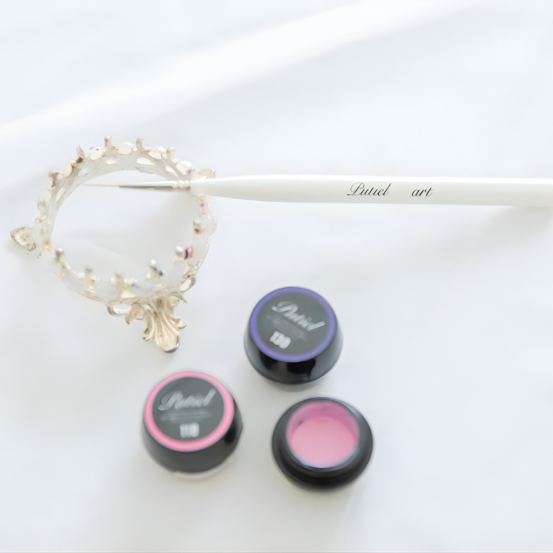 プティールジェルとネイルブラシの施術ツール