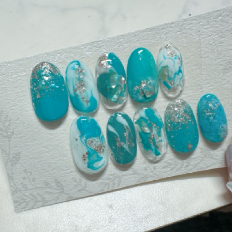 ターコイズカラーとシルバーラメのニュアンスジェルネイルチップデザイン
