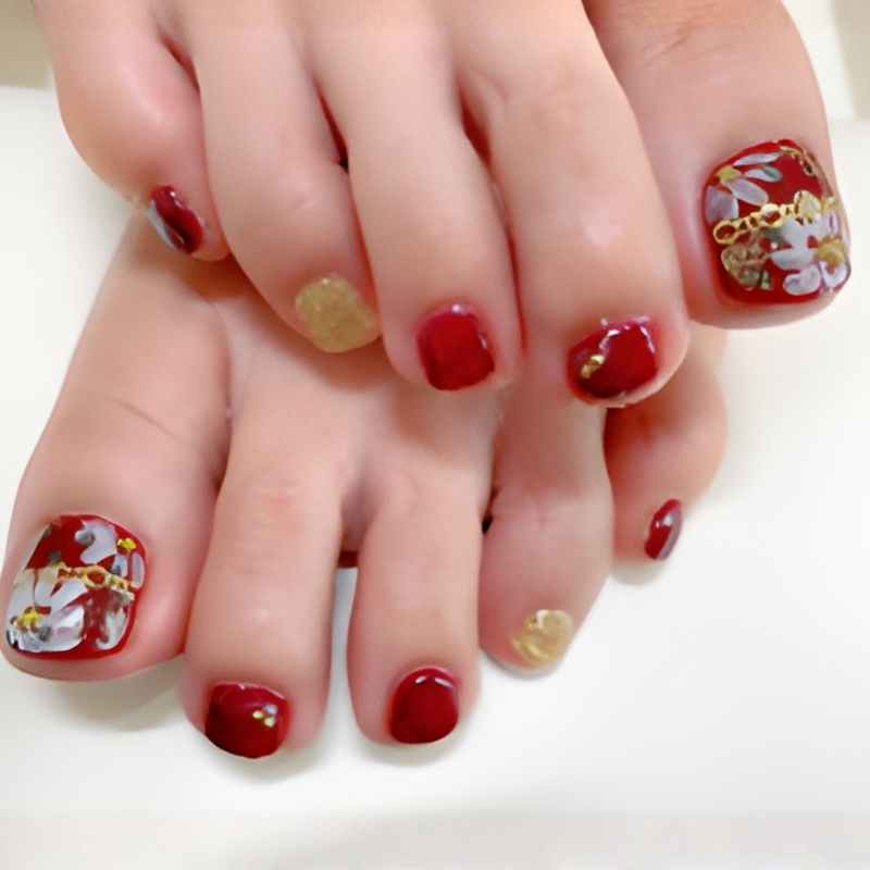 赤をベースに和風アートを施した華やかなフットネイルデザイン