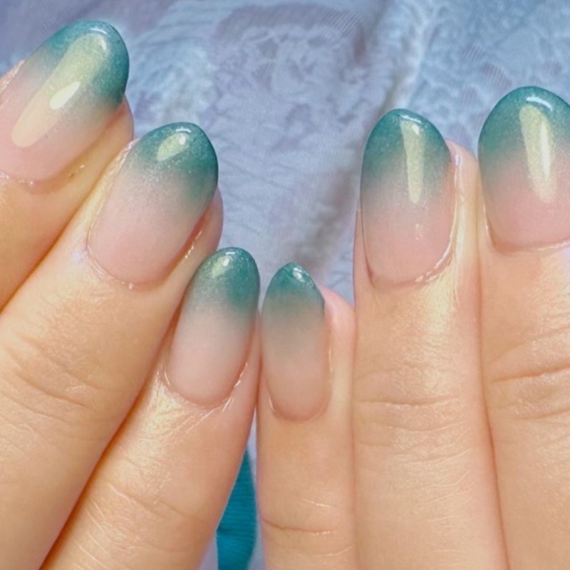 グリーングラデーションの上品なネイルデザイン｜大人かわいいネイル