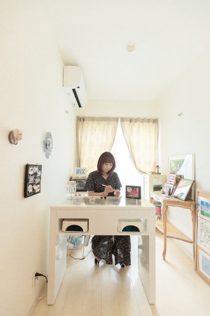 ホームネイルサロンパルフェの施術風景と自宅サロン内観