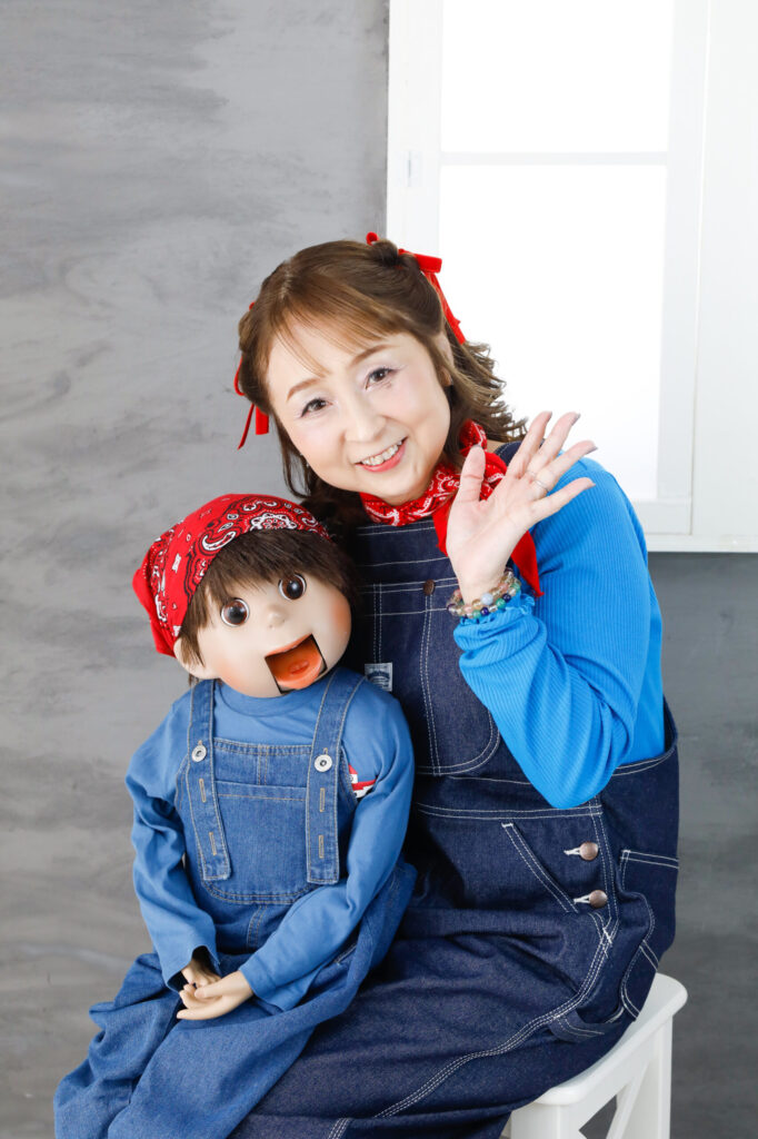 腹話術を披露するホームネイルサロンパルフェ代表Yuko